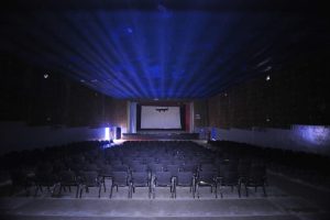 Cinéma sombre sièges vides salle Cinéma