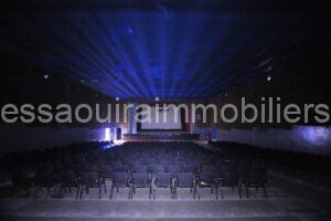 Cinéma sombre sièges vides