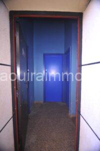 Couloir bleu porte ouverte