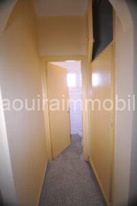 Couloir, porte salle de bain