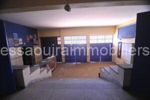 Entrée cinéma désaffectée, vide